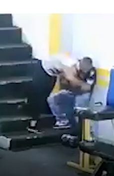 Un culturist și-a bătut fosta iubită pentru că a refuzat să se întoarcă la el. Atac la sala de sport, totul a fost filmat | FOTO