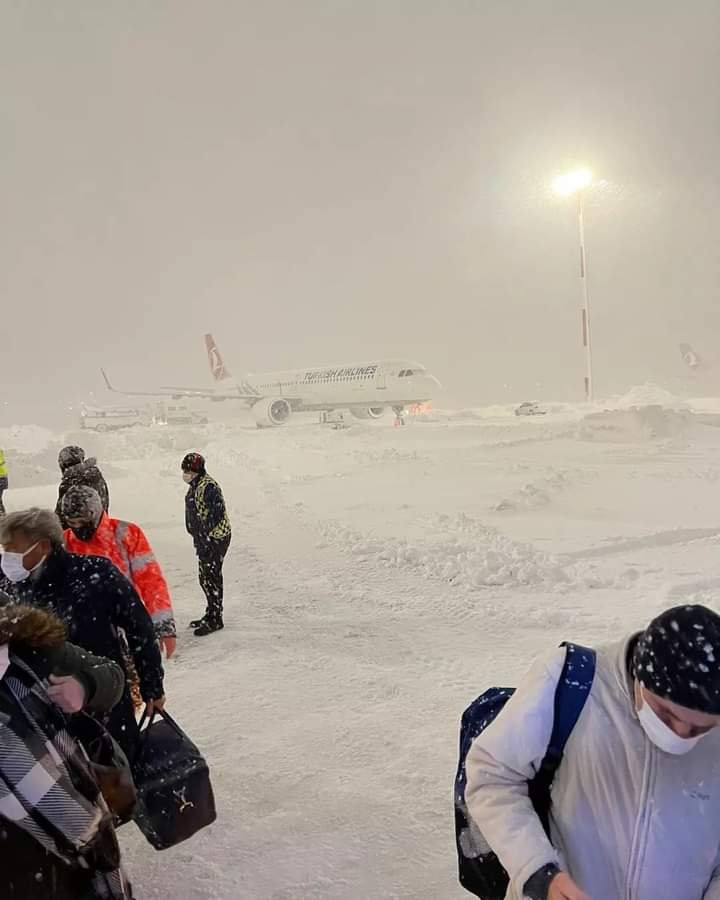 VIDEO | Cel mai mare aeroport din Europa a devenit cel mai mare „dormitor comun” de pe continent