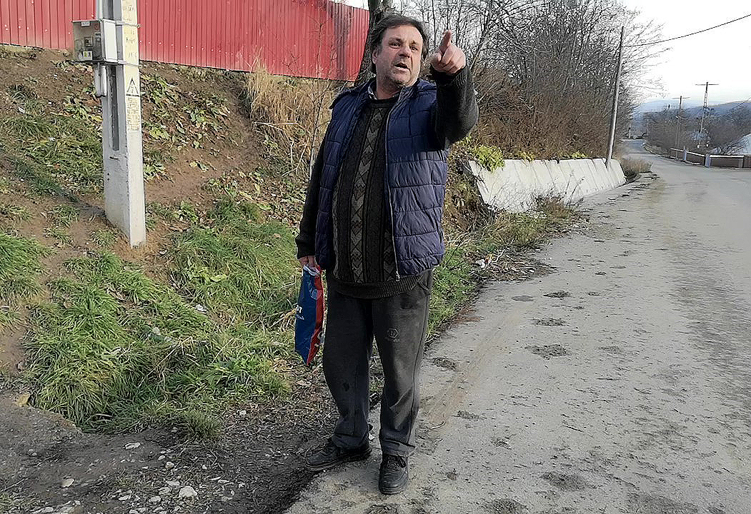 REPORTAJ. Cum s-a trezit un gospodar din judeţul Bacău cu trei ruşi în curtea casei: „Am scris cu dalta pe cruce Eroi Necunoscuţi”