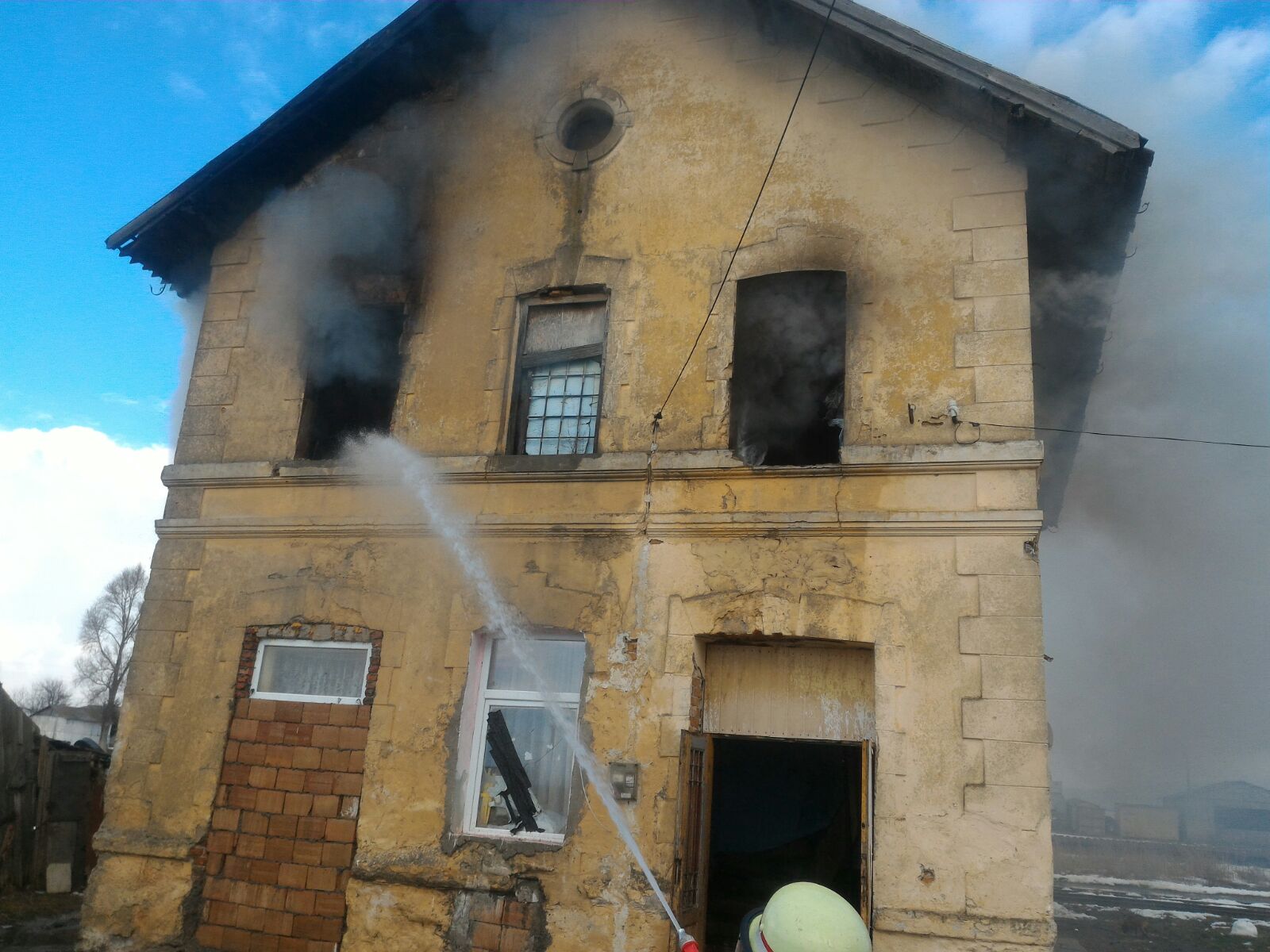 O mamă şi copilul ei au suferit arsuri grave într-un incendiu în judeţul Braşov. Femeia, care a încercat să-și salveze copilul din flăcări, a murit la spital/ FOTO