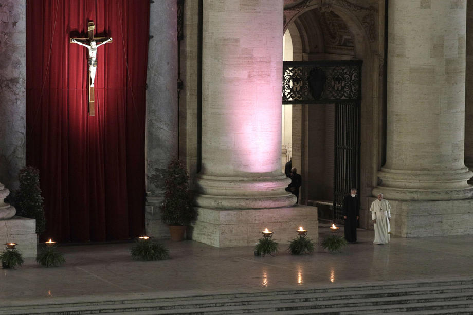 VIDEO | Papa Francisc a condus procesiunea “Calea Crucii” din Vinerea Sfântă. Pentru al doilea an la rând evenimentul din Piața Sfântu Petru are loc fără credincioși