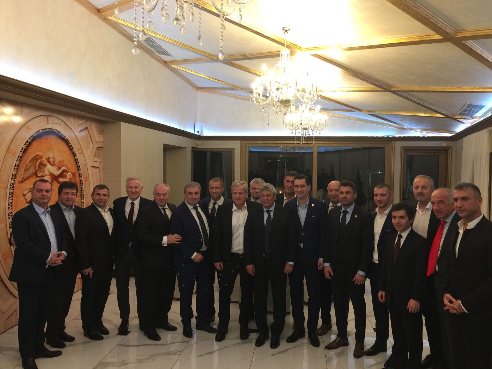 Federalii s-au înghesuit să facă pozeze cu Mircea Lucescu. Hop și Vasile Dâncu