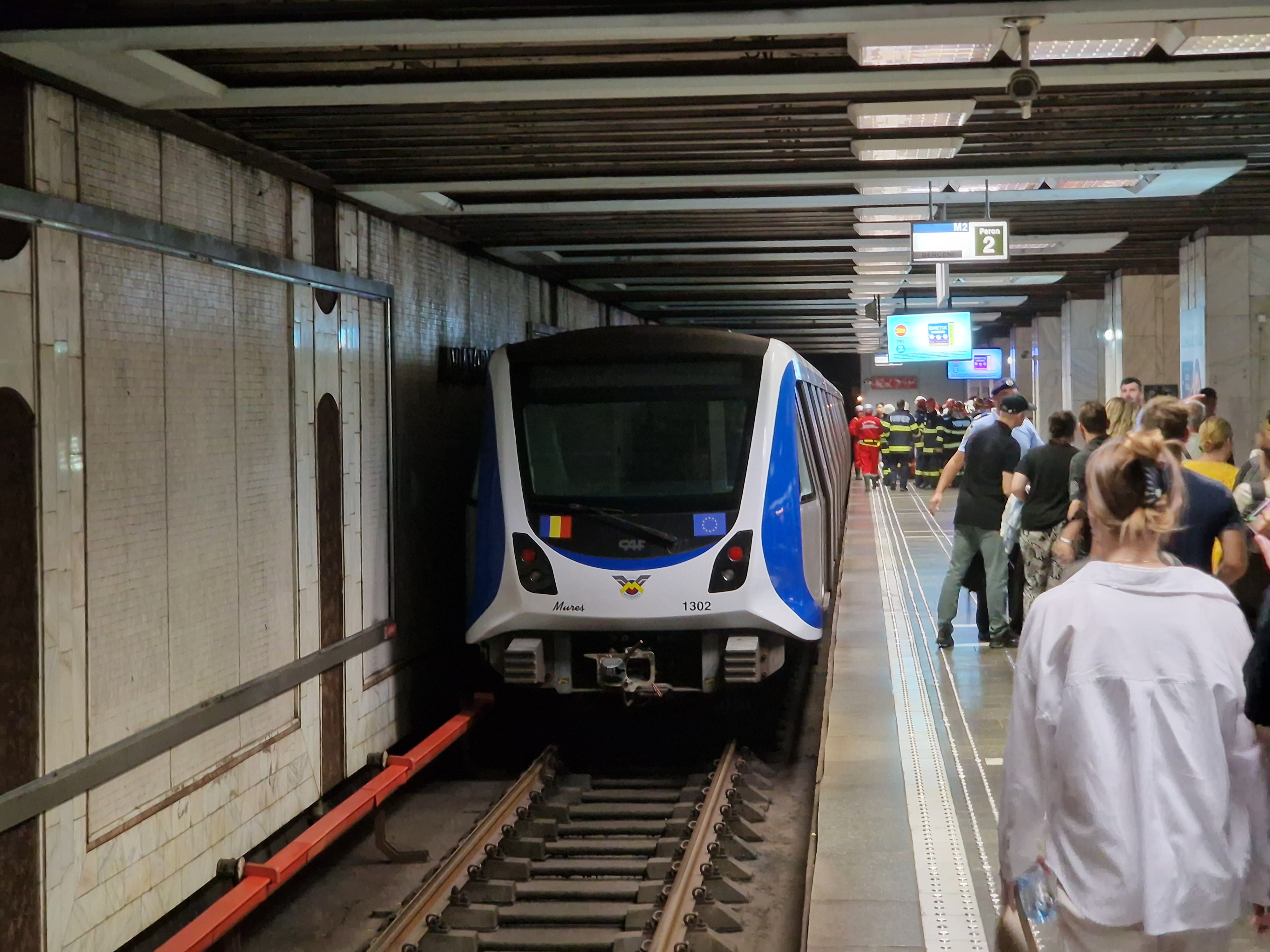 Circulație îngreunată pe magistrala 2 de metrou după ce un bărbat a ajuns pe șine în stația Aviatorilor