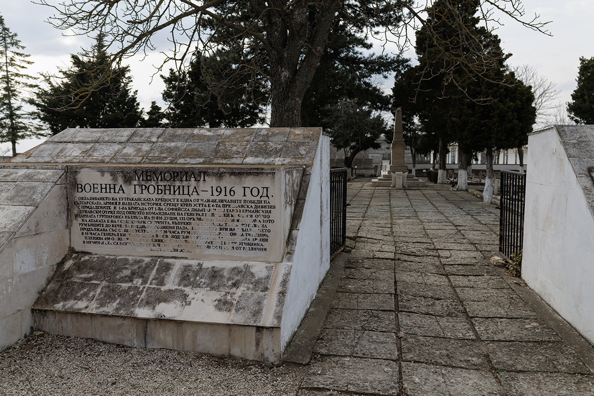 Ce rămâne după războaie: nimeni nu-i mai strigă pe nume pe miile de români din gropile comune de la Turtucaia FOTOREPORTAJ