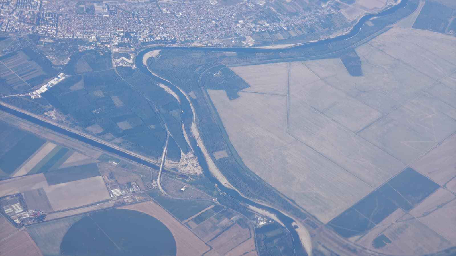 Cum se vede Dunărea din avion, de la 7.000 de metri înălțime, în apropiere de Călărași