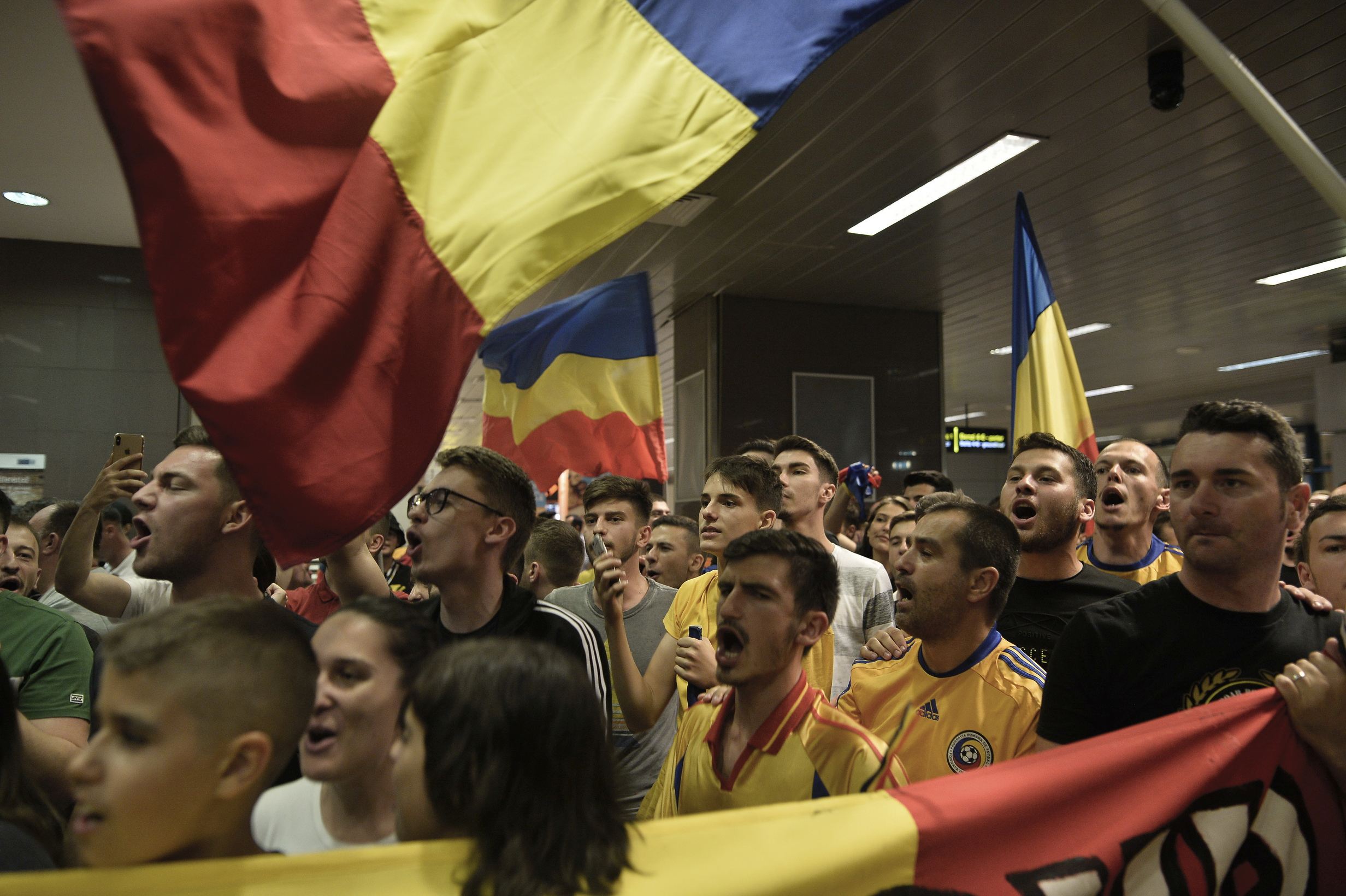 VIDEO | S-au întors eroii. Naționala de tineret, așteptată de sute de fani la aeroport