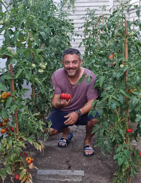 Imagini din locuința lui chef Sorin Bontea. Juratul de la MasterChef și-a plantat măslini în curte. „Abia aștept să strâng recolta”