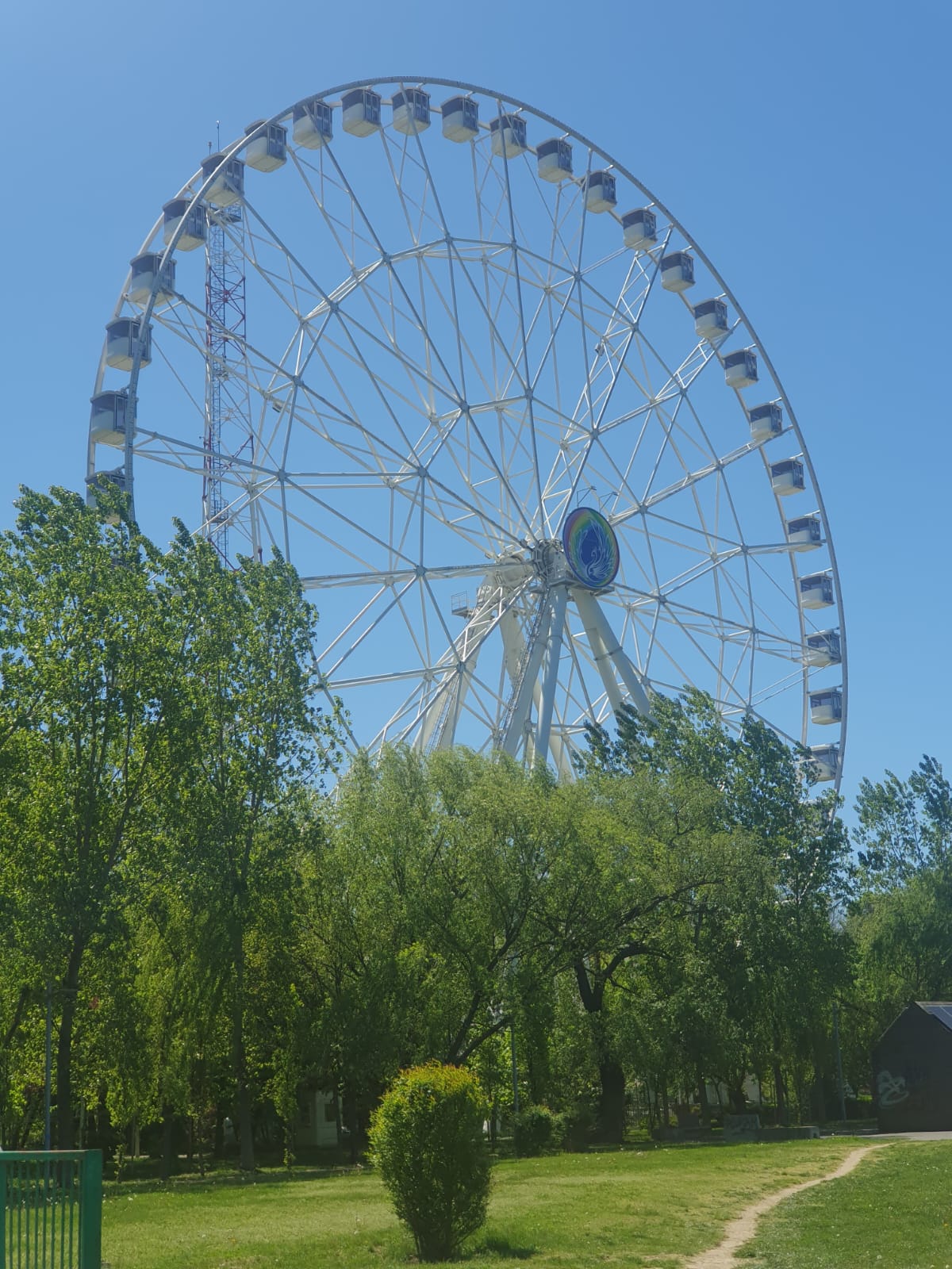 Apocalipsa din Parcul Tei: complexul de distracții abandonat, bănci vandalizate, munți de gunoaie, pontoane devastate. Pericol iminent de tragedii!