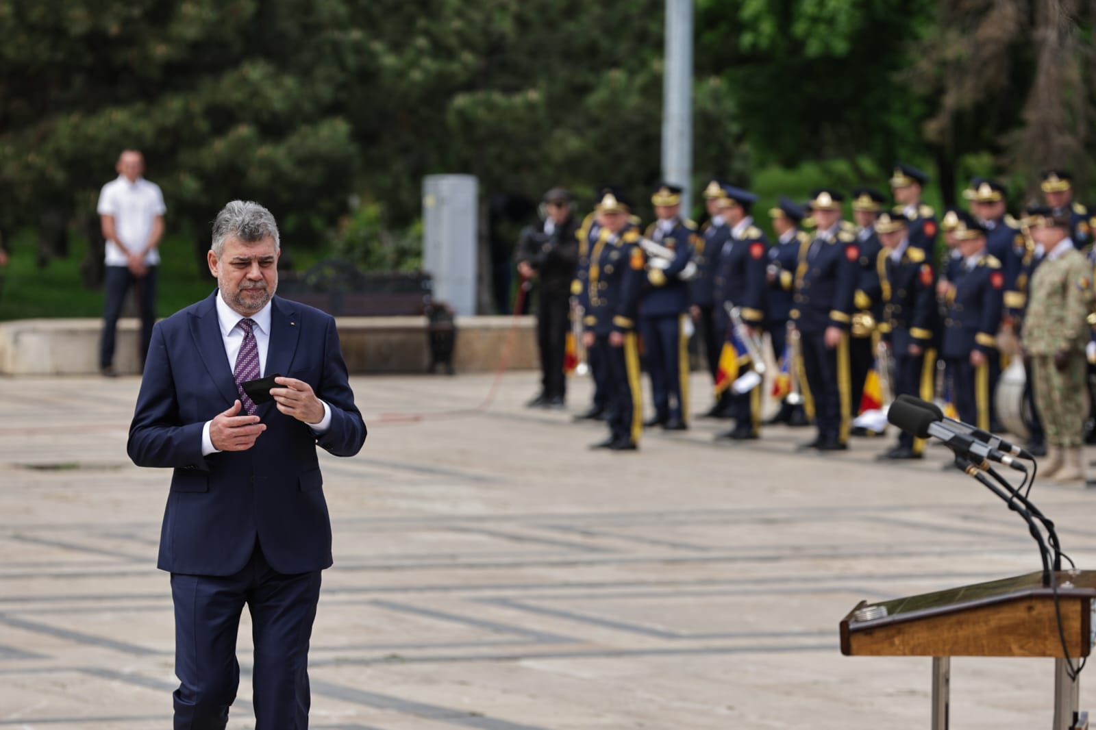 Ziua Forțelor Terestre 2025. Ilie Bolojan a vizitat fără Marcel Ciolacu expoziția de echipamente și tehnică militară din Parcul Carol | VIDEO