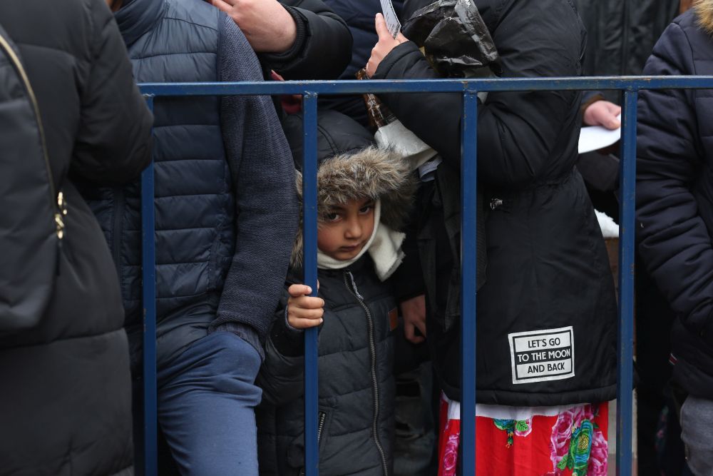 Ambasadorul Marii Britanii la București a servit mâncare oamenilor fără adăpost, în Gara de Nord / FOTO
