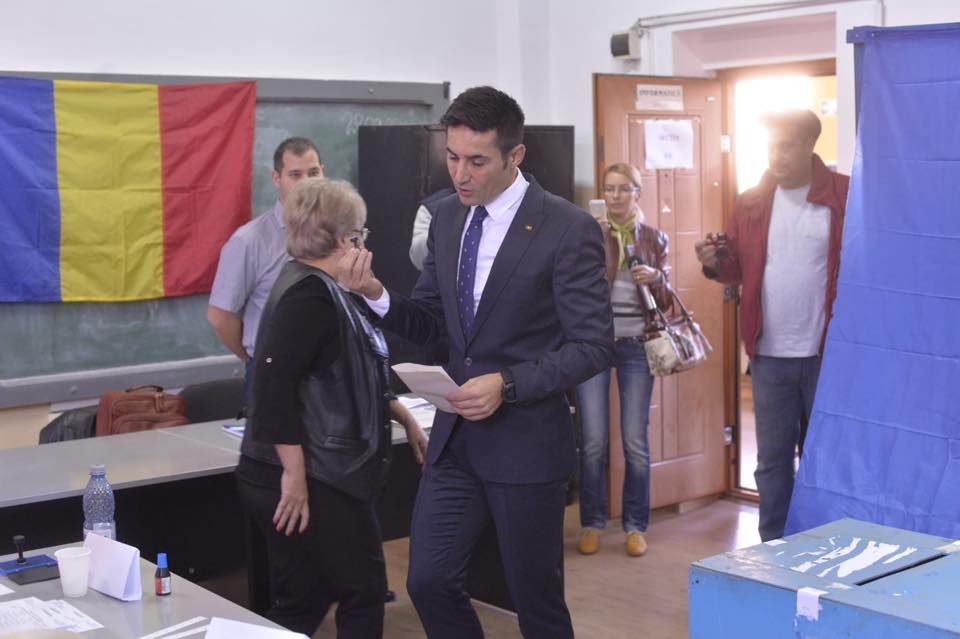 FOTO. Claudiu Manda, despre votul de la referendum: "Nu vreau să-mi pun problema la nuntă dacă voi fi socru mare sau socru mic"