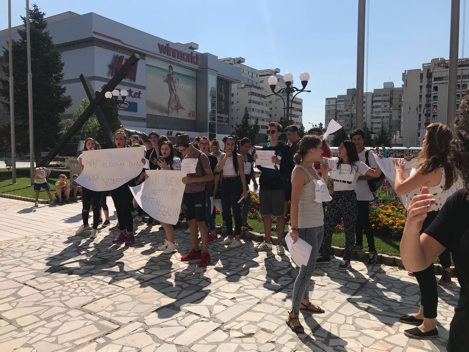 VIDEO&FOTO/ Protest în stradă al liceenilor, la Buzău. Autoritățile vor să îi mute în altă locație sau să îi comaseze
