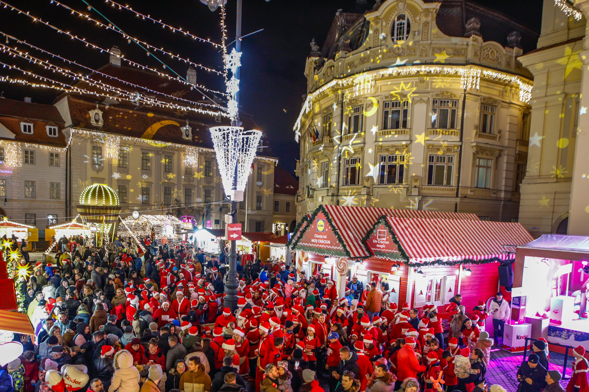 Târgul de Crăciun Sibiu 2025. Peste 100 de căsuțe cu delicii gastronomice, o roată panoramică de 22 de metri și Atelierul lui Moș Crăciun vă așteaptă în centrul orașului