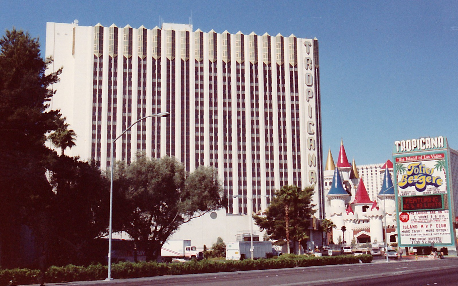 Legendarul cazinou Tropicana din Las Vegas, cu o istorie de 67 de ani, va fi demolat. Turnurile luxoasei clădiri se vor prăbuși într-un „eveniment exploziv unic”