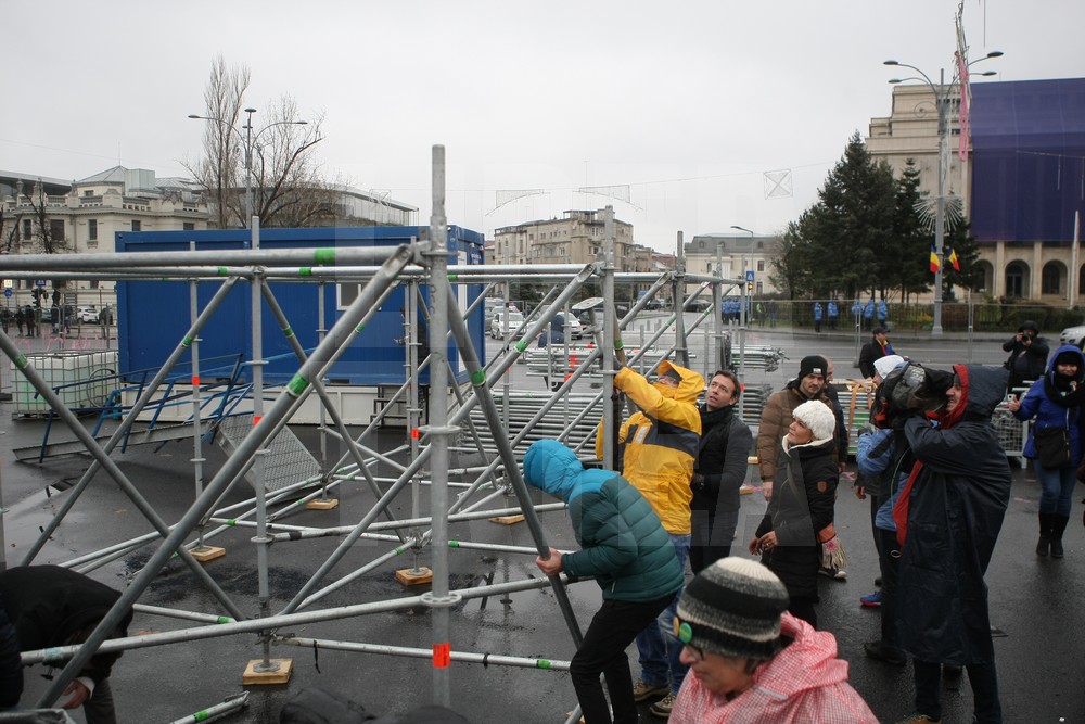 UPDATE. Protest și incidente în Piața Victoriei. Anchetă MAI după împiedicarea organizării târgului de Crăciun/ FOTO