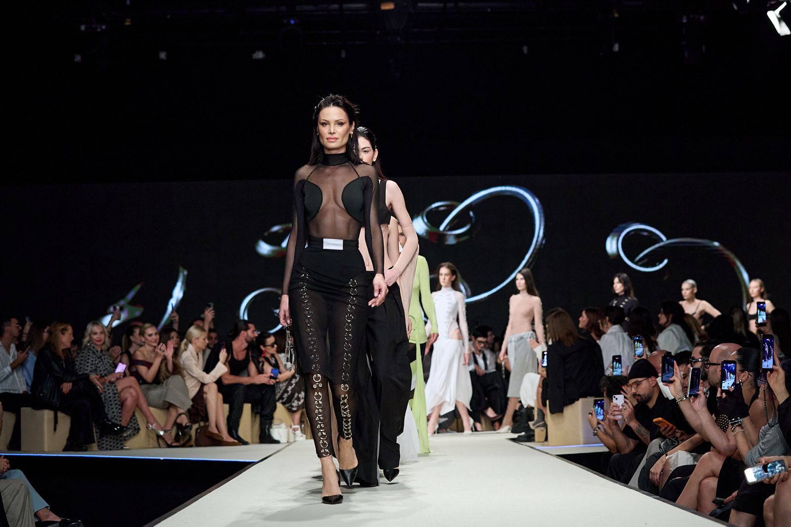 Cum a apărut Mirabela Grădinaru la Romanian Fashion Week