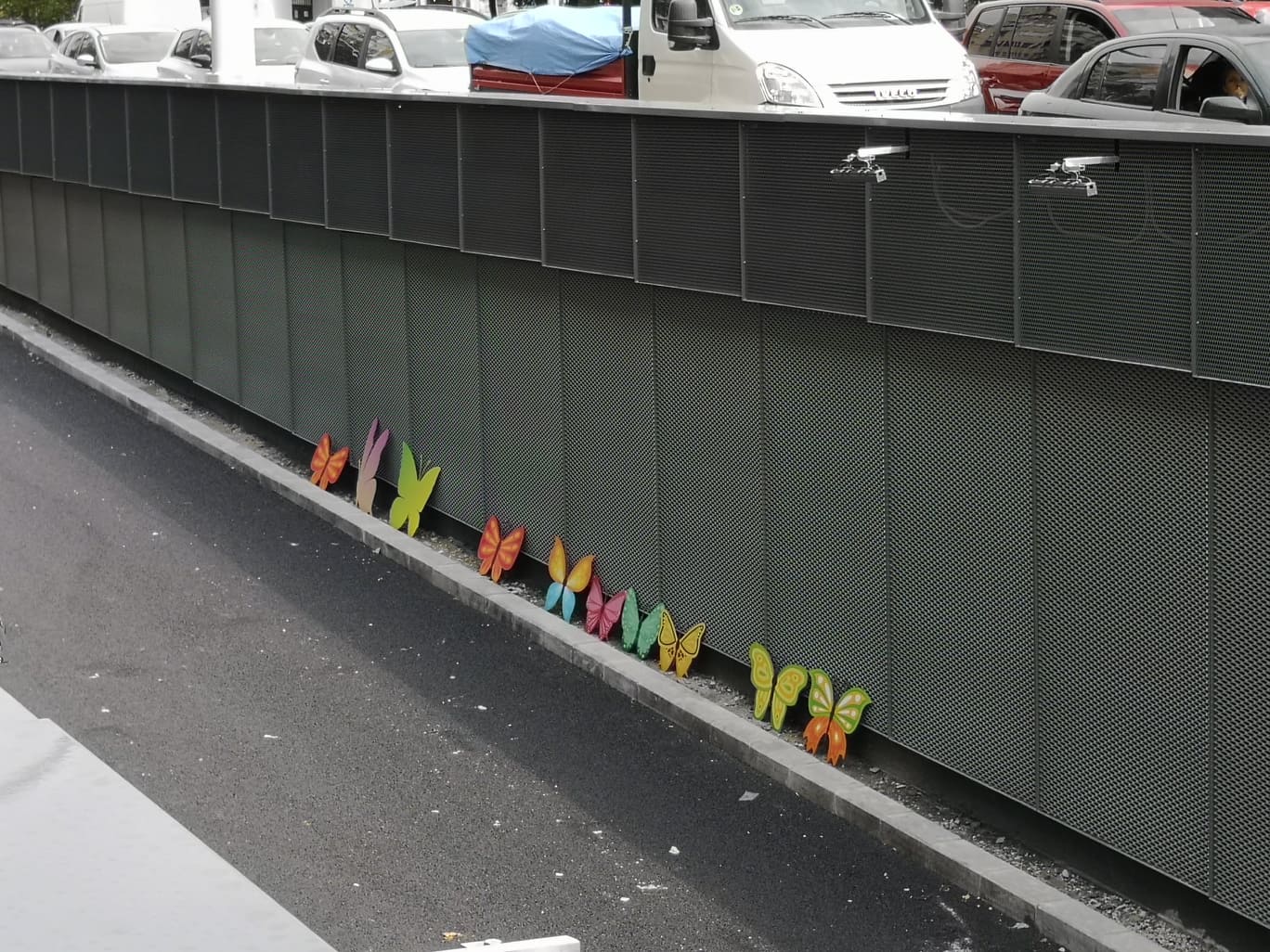 Primele imagini cu decorațiunile pe care Primăria Sectorului 4 le montează în Pasajul Unirii - FOTO