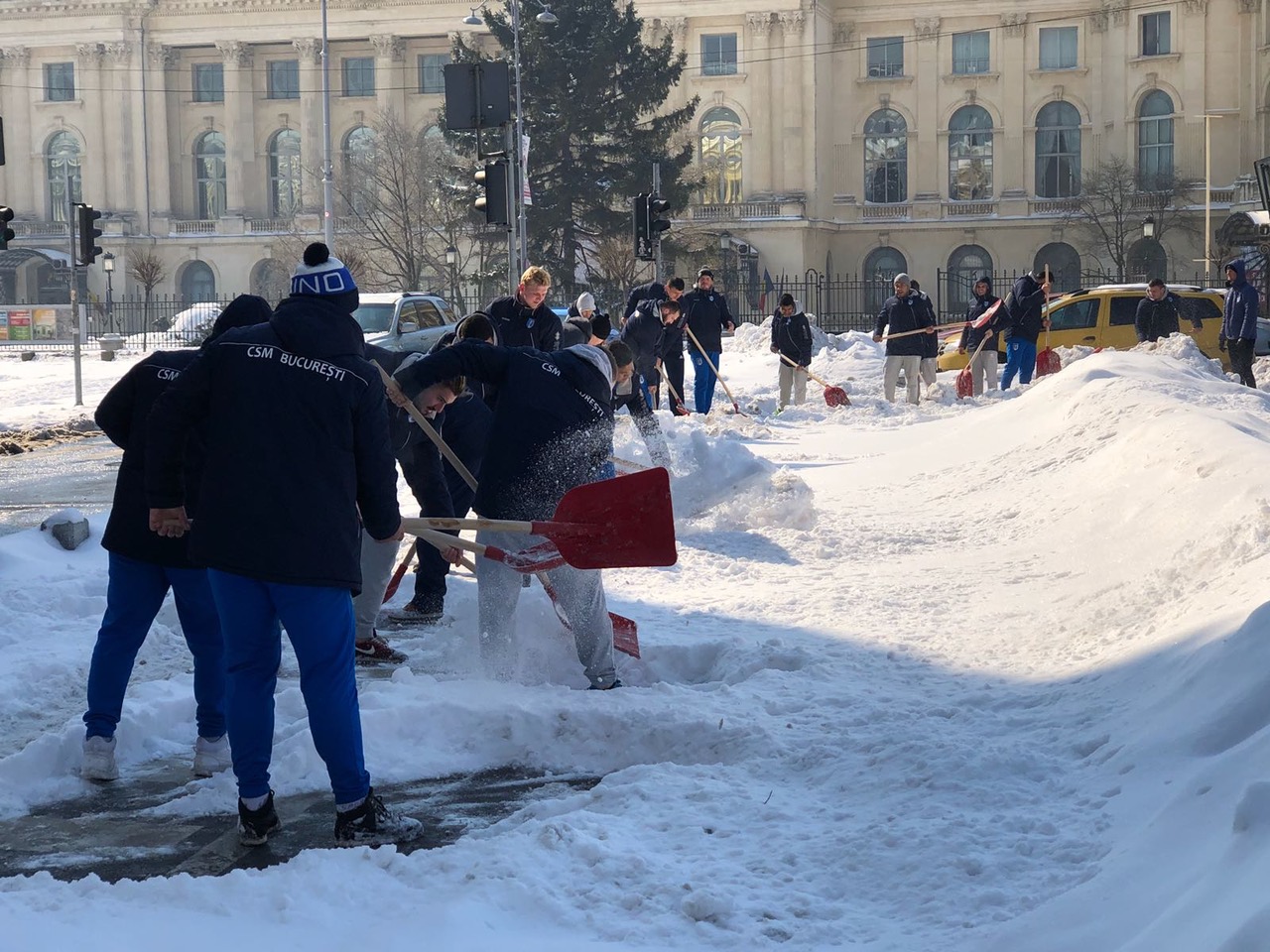 Sportivii de la CSM București au pus mâna pe lopată și au ieșit la deszăpezire / GALERIE FOTO