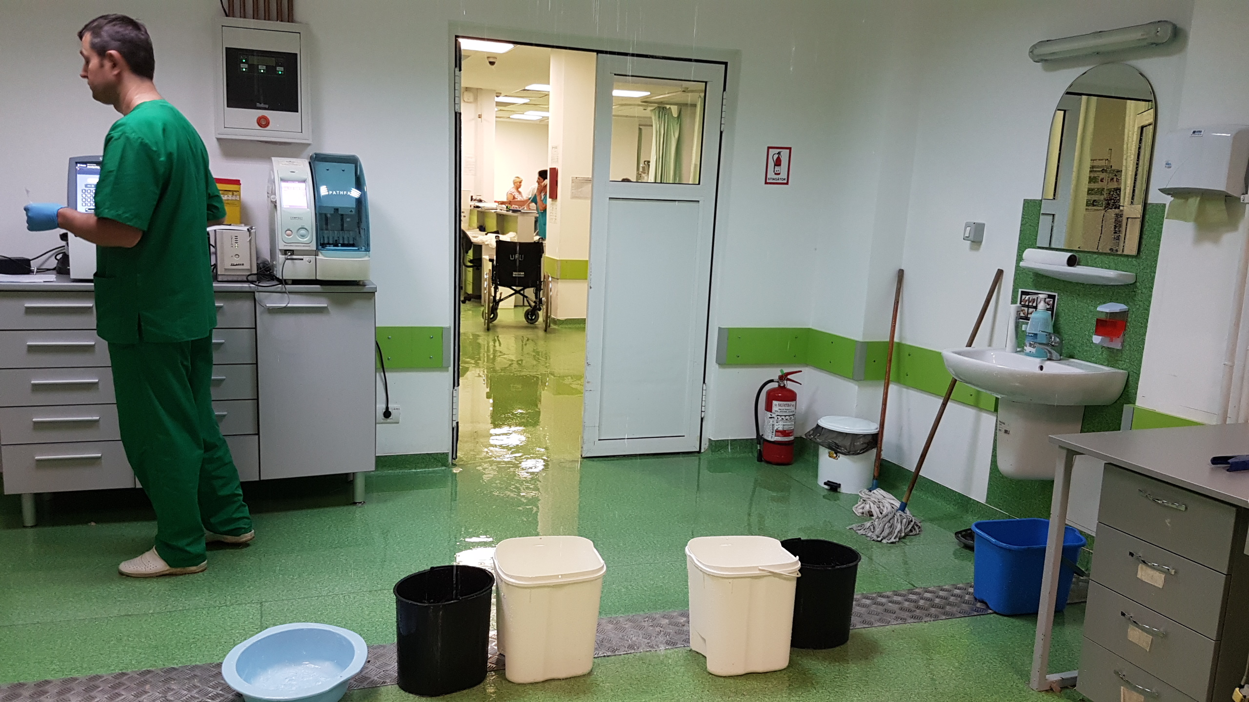 Pacienţi evacuaţi de urgenţă cu tot cu paturi şi echipamente, deoarece spitalul a fost inundat / GALERIE FOTO & VIDEO