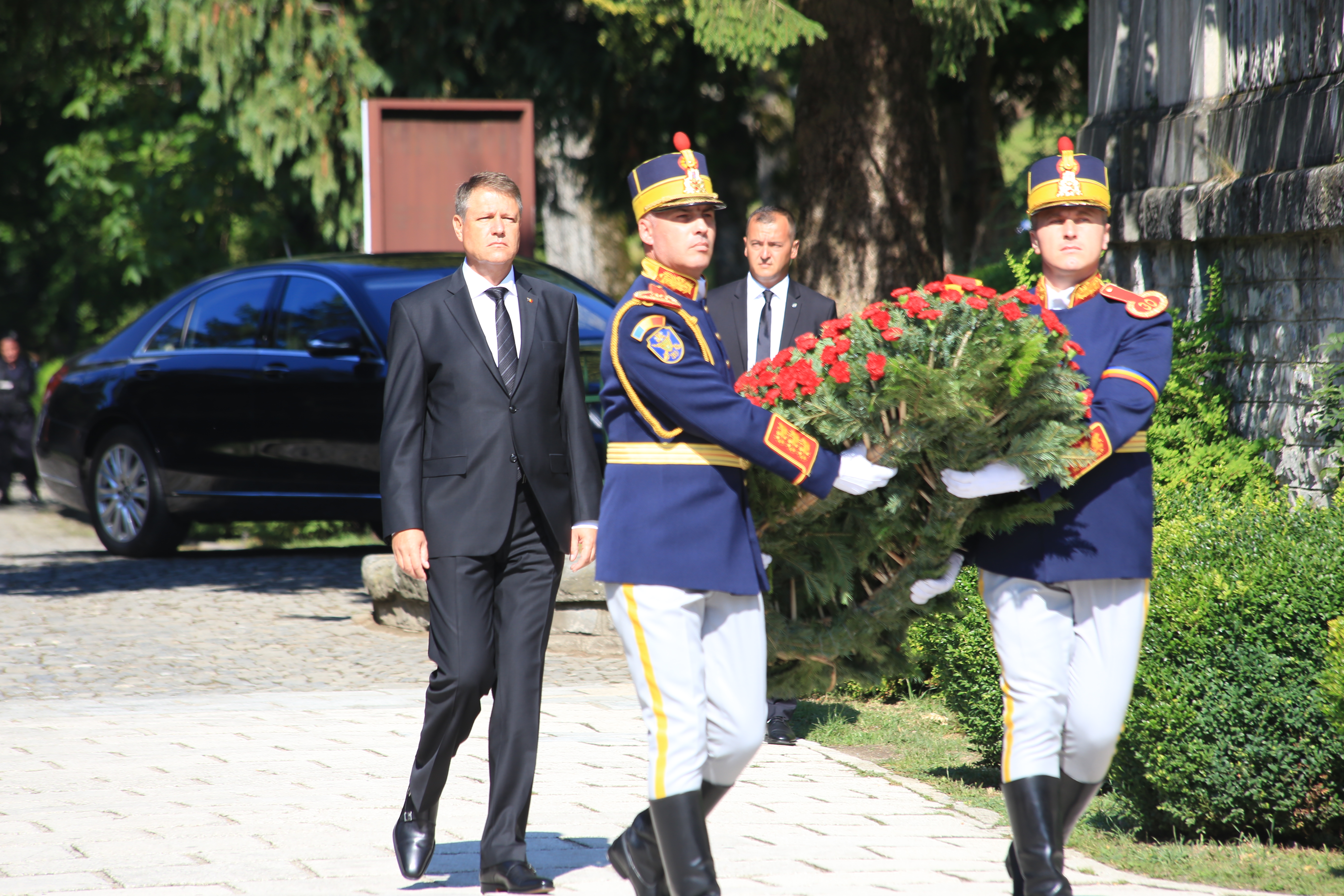 Înmormântarea Reginei Ana. Reprezentanții Caselor Regale au venit cu autocarul, preoții cu limuzina