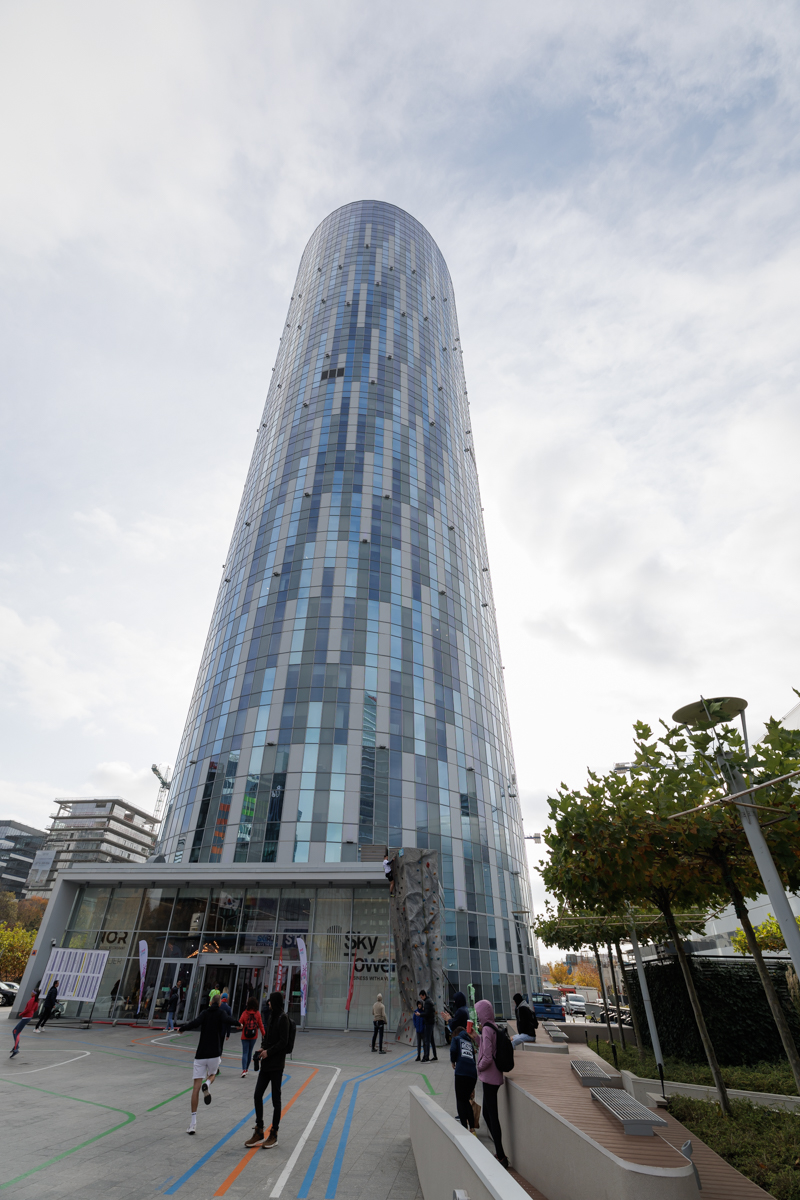 780 de oameni au urcat cele 620 de scări ale Sky Tower, cea mai înaltă clădire din București. Cel mai vârstnic participant a avut 77 de ani: „Merg la sală de cinci ori pe săptămână”
