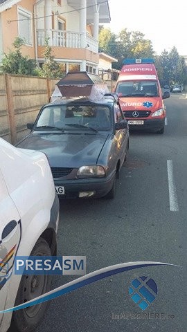Un bărbat a transportat cadavrul fratelui cu mașina prin Satu Mare. Sicriul putea să cadă în orice moment