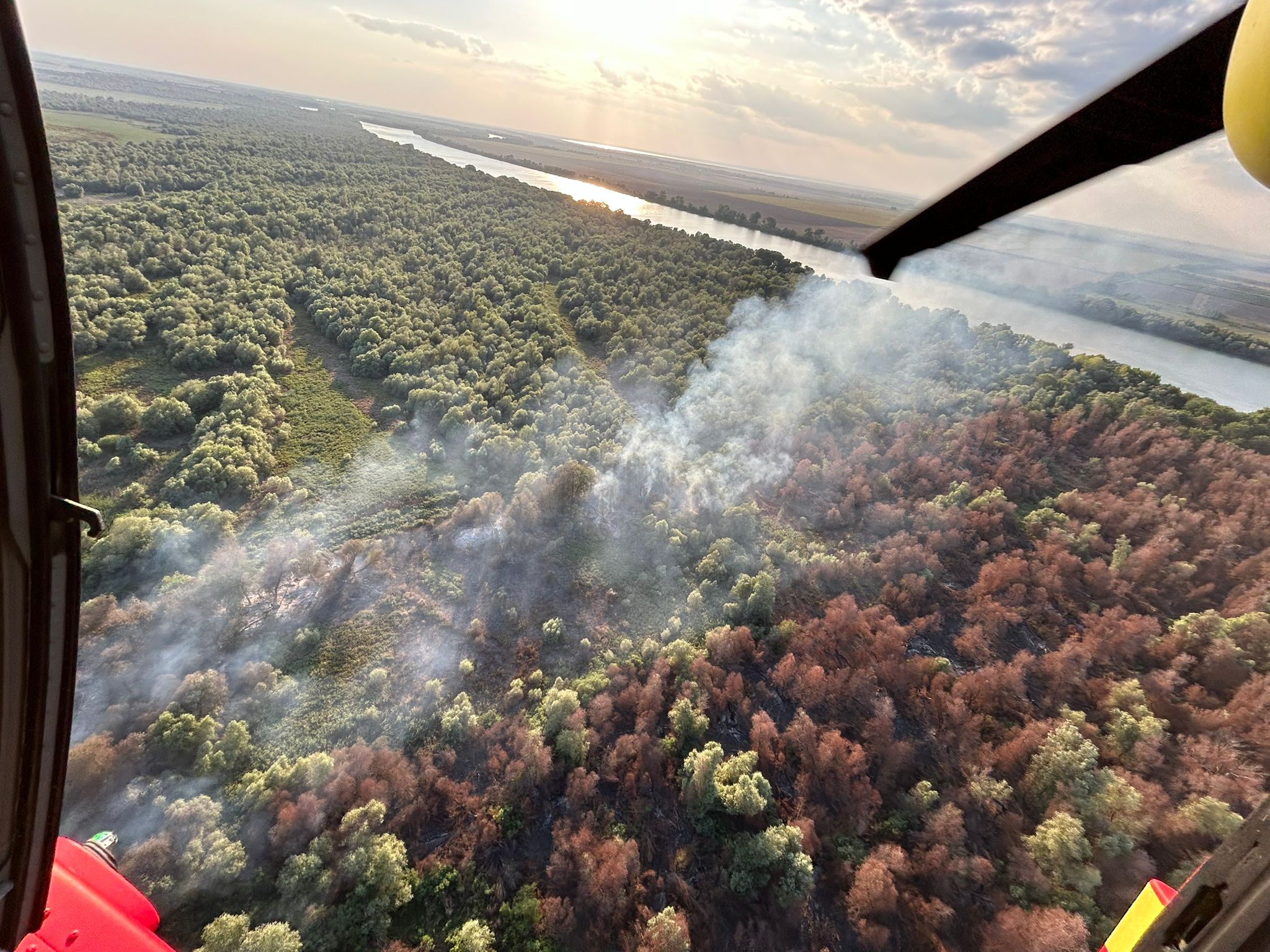 Ard 6 hectare de vegetație uscată în Chilia Veche, Tulcea. Intervine un elicopter Black Hawk