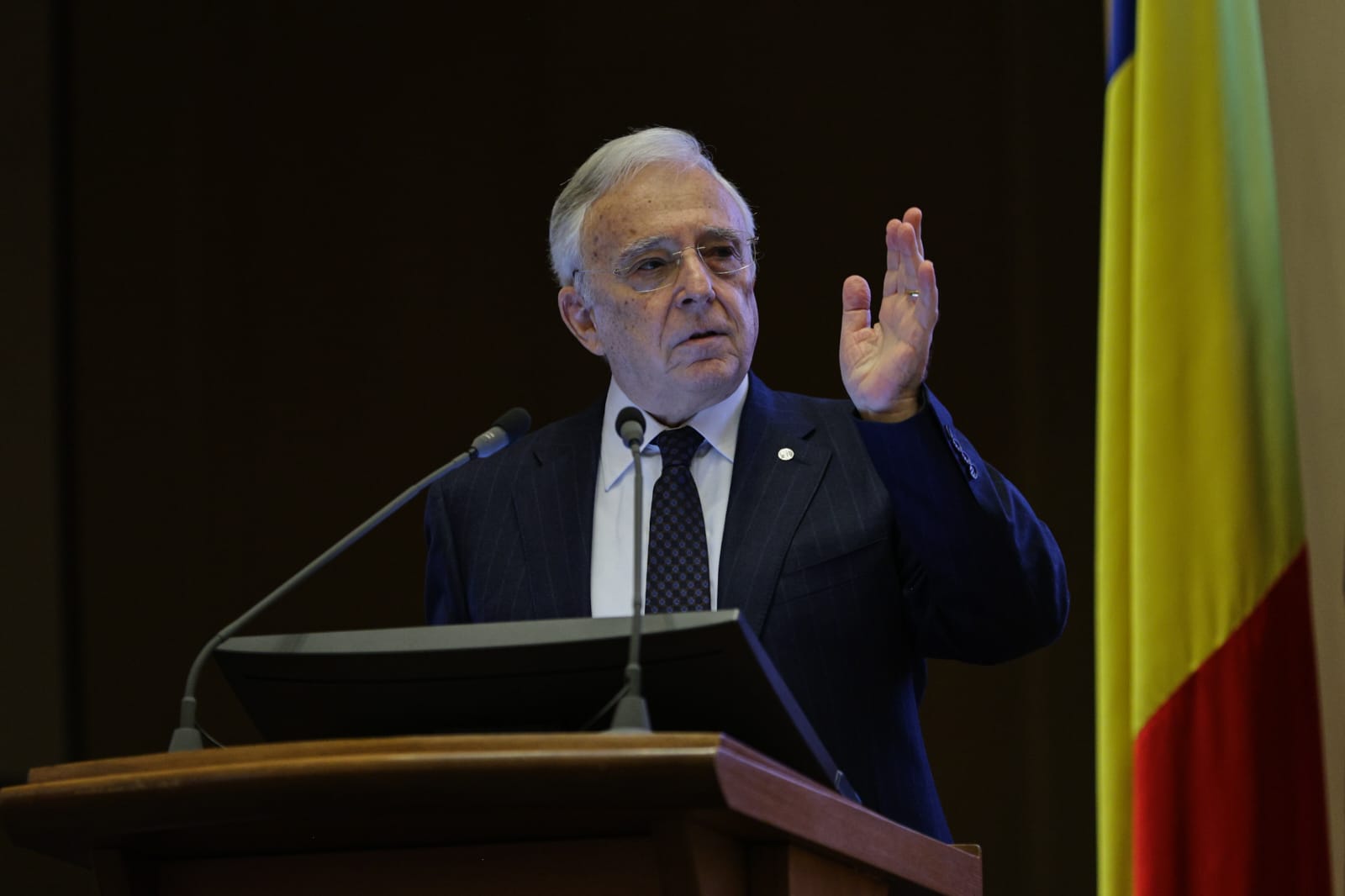 Mugur Isărescu, despre „ordonanța trenuleț”: Dacă nu era adoptată, „deficitul se ducea spre 10%”