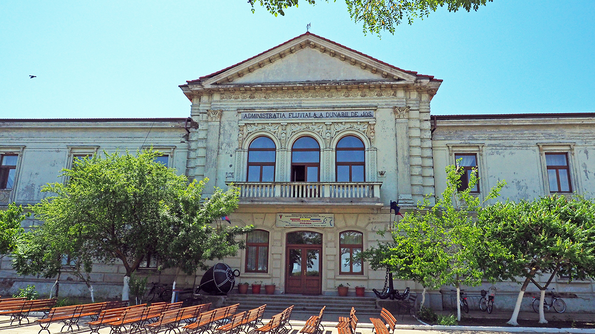 Urmașul unora dintre întemeietorii orașului Sulina știe toate poveștile despre începuturile vieții pe grinduri. Turcoaica și cafeneaua pe stâlpi de lemn, pirații mlaștinilor și raiul negustorilor