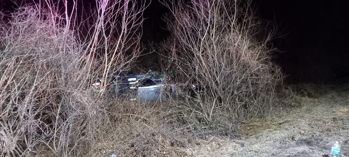Șase adolescenți s-au răsturnat cu mașina condusă de un șofer de 19 ani la Hula Bradului, în Sibiu. Toți au ajuns răniți la spital