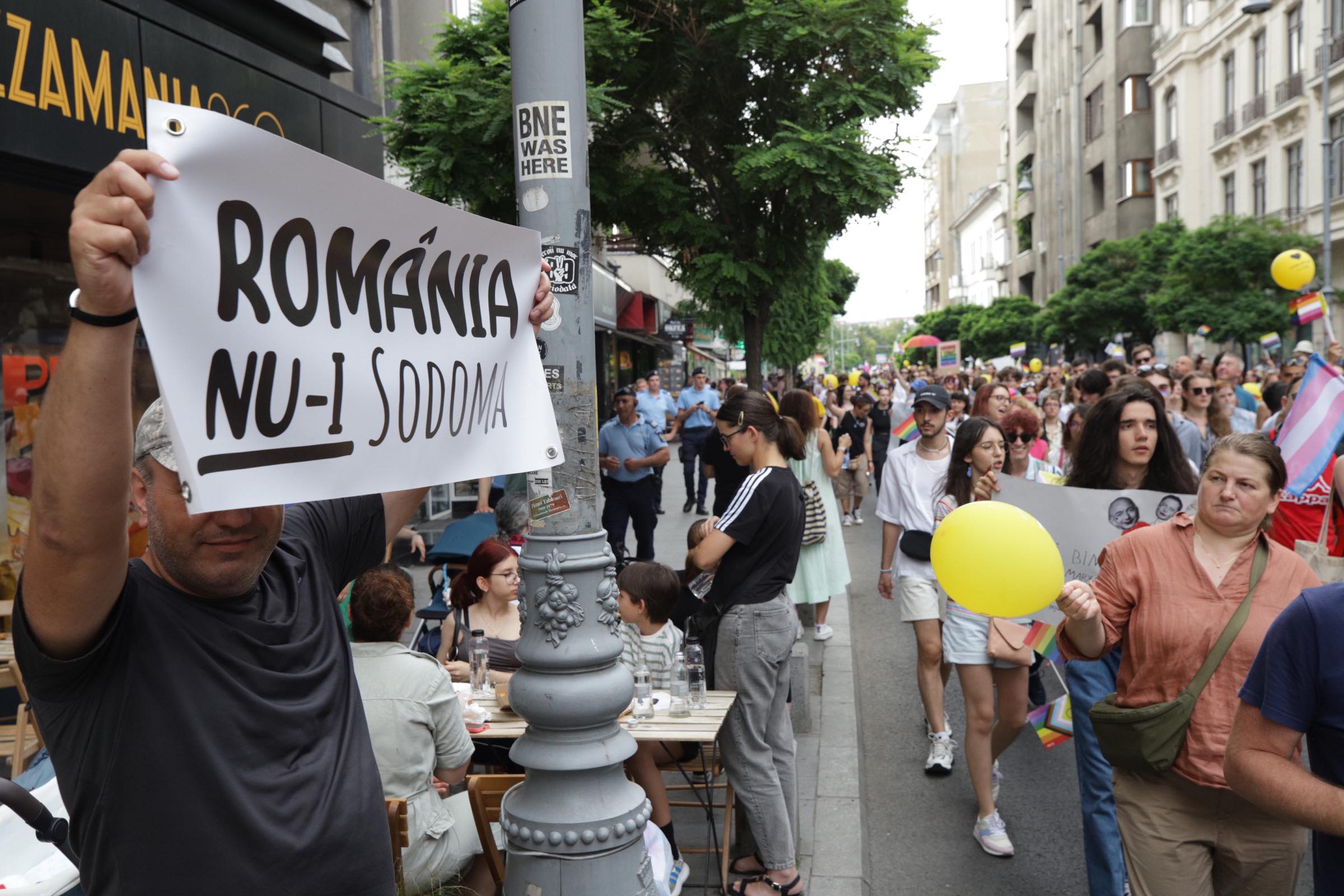 Aproape 25.000 de oameni au participat la Bucharest Pride, la câteva ore după ce 150 de persoane au luat parte la „Marșul normalității”