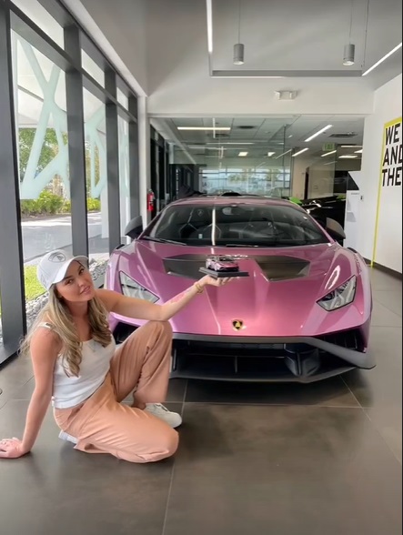 Alina Vidican a primit o mașină de sute de mii de dolari de la soțul milionar: „Ești universul meu”. A împlinit 39 de ani