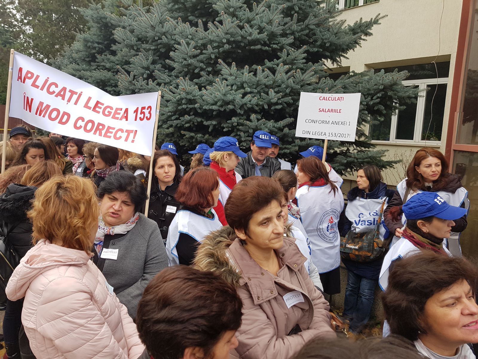 #SalariileRomanilor: Profesorii au ieșit în stradă la Vaslui: ”Sistați abuzurile la adresa personalului din învățământ”| FOTO&VIDEO REPORTAJ