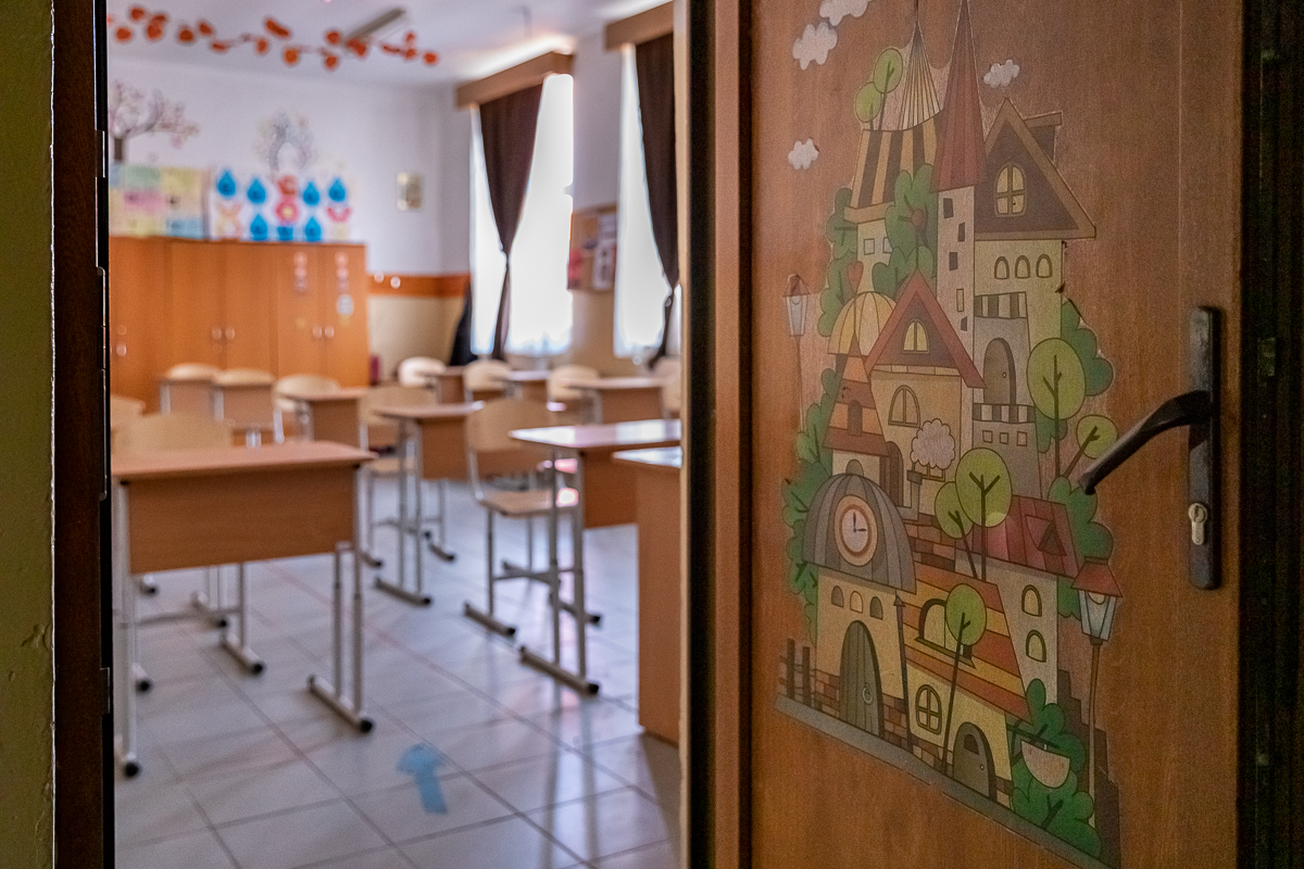Reportaj. “Mi-e dor să ies la tablă”. Dascăl la sat înseamnă să fii şi agent sanitar, şi asistent social, şi un pic detectiv