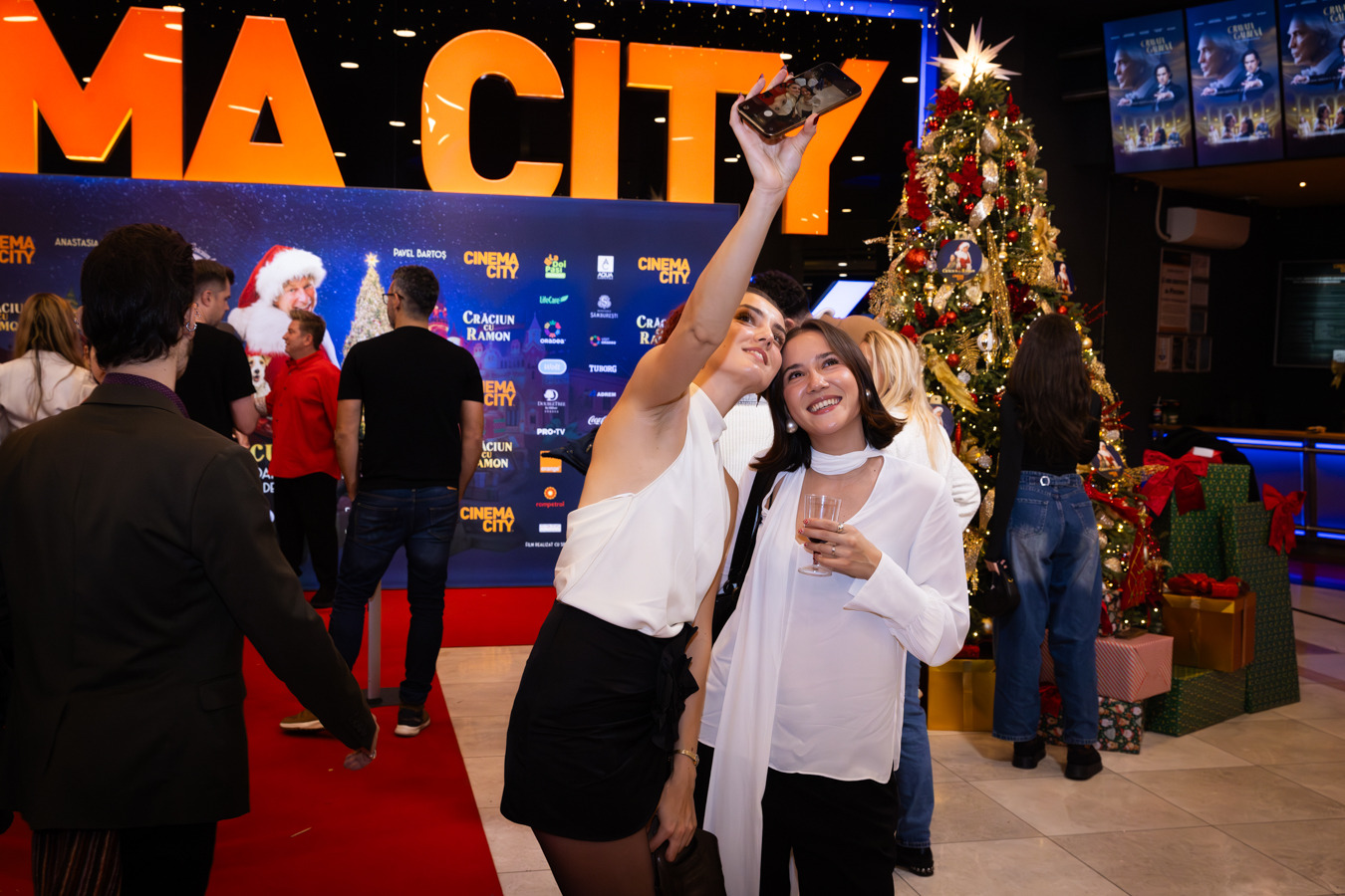 Cum au apărut Smiley și Gina Pistol la premiera de gală „Crăciun cu Ramon”, filmul lui Pavel Bartoș. Alături de cine au fost surprinși în sala de cinema