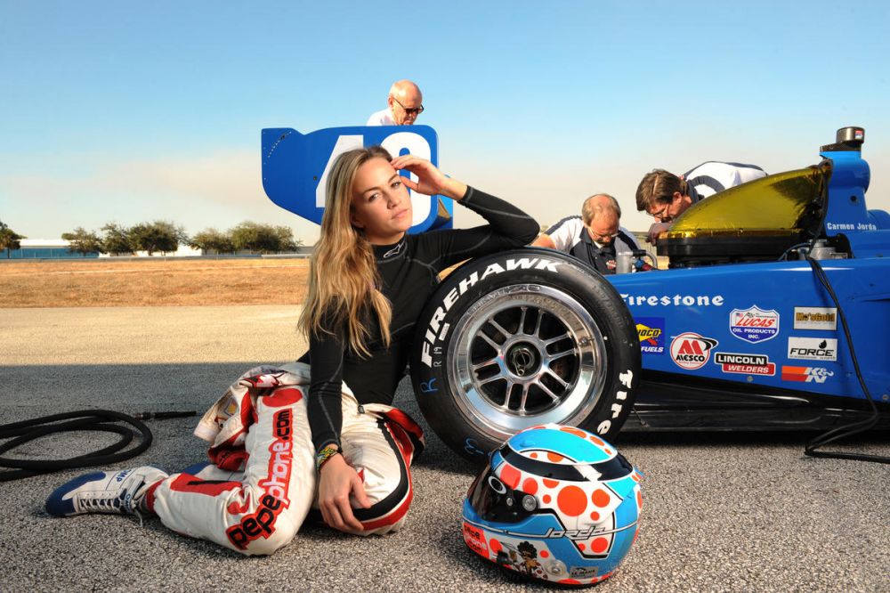 O blondă va alerga în Formula 1. Piloții își vor ”rupe” gâtul după ea / FOTO&VIDEO