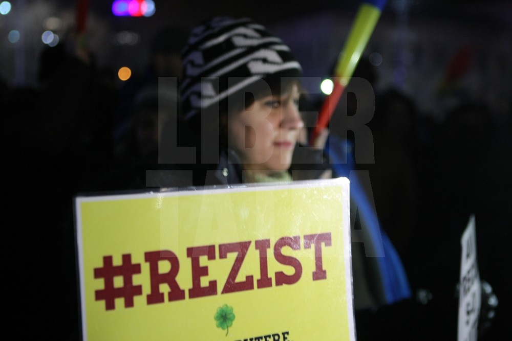UPDATE. Protest, miercuri seara, în Piața Victoriei. ”Uniți toți, scăpăm țara de hoți!”. Hora frăției, în fața Guvernului / GALERIE FOTO