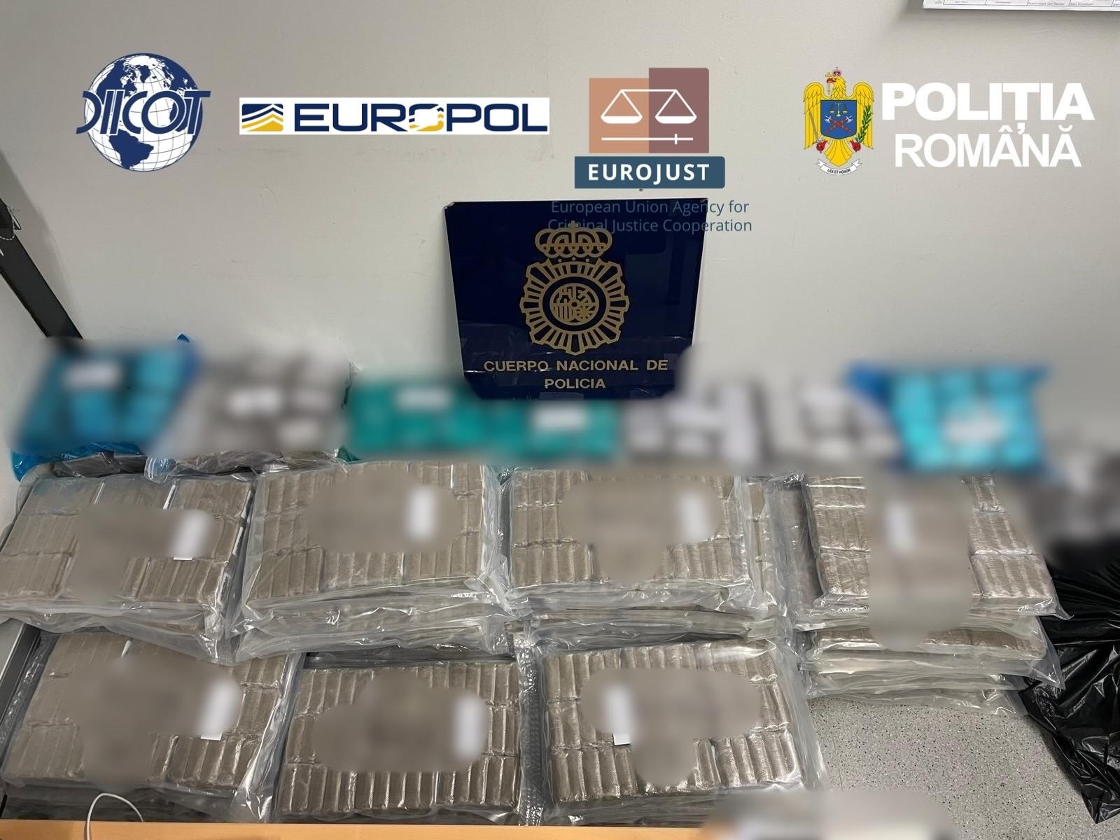 Șoferi români de TIR au transportat 1,7 tone de droguri în Europa, pentru traficanți albanezi, în compartimente secrete