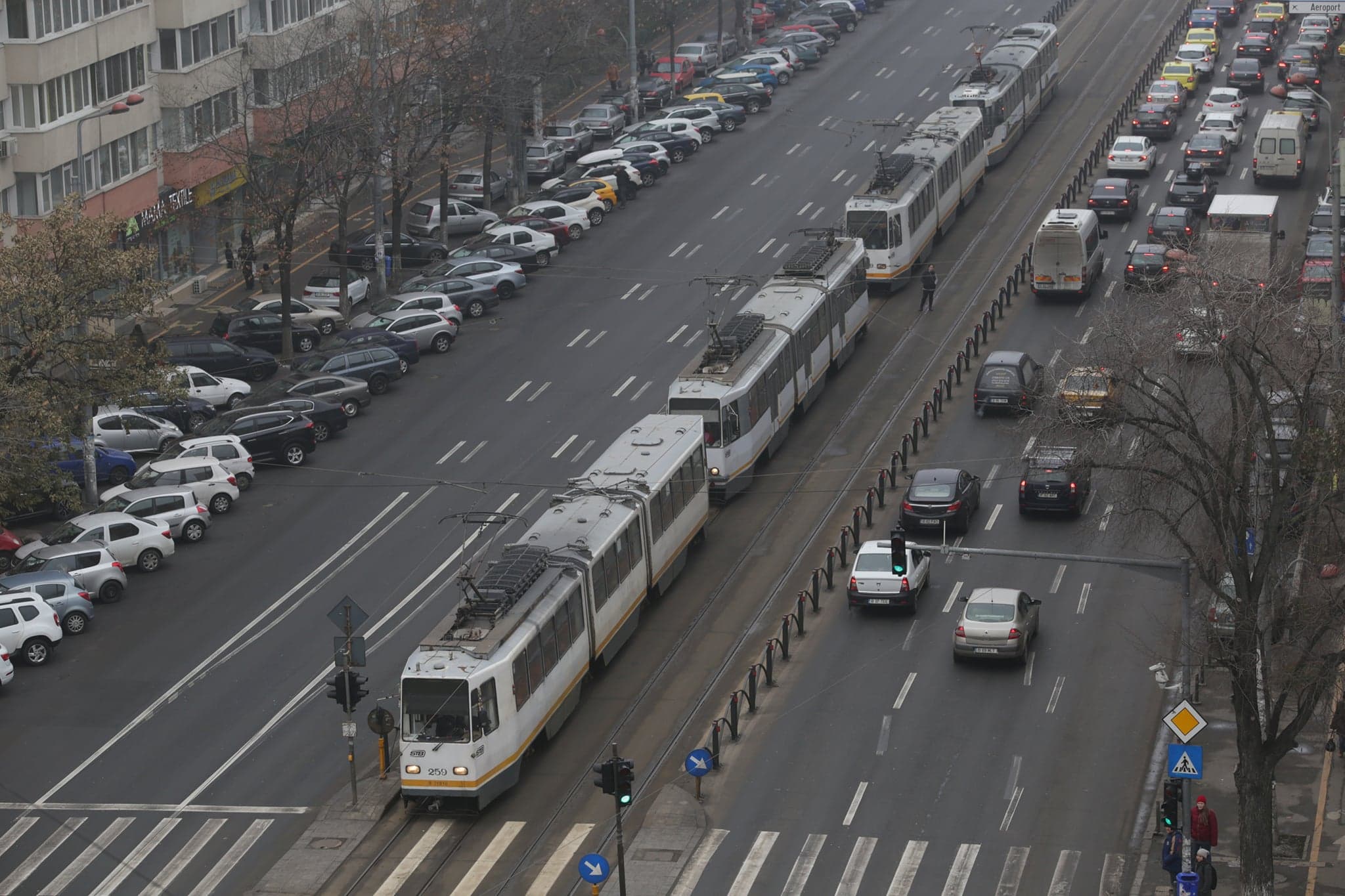 UPDATE: Pieton lovit de un șofer care circula pe linia de tramvai pe șoseaua Ștefan cel Mare. Circulația tramvaielor a fost reluată