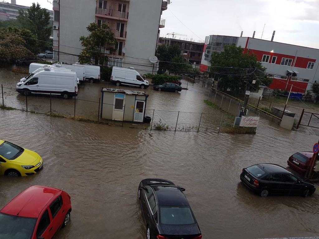 UPDATE/ Străzi inundate în București, după codul portocaliu de ploi. Pompierii au intervenit în mai multe zone din Capitală (GALERIE FOTO)
