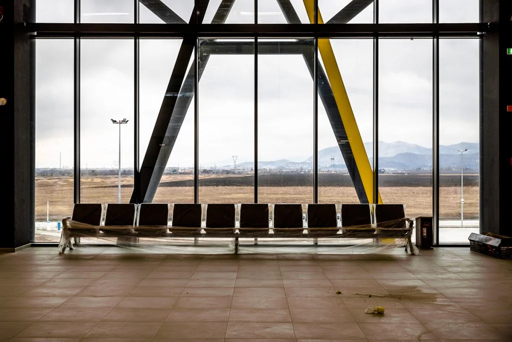 IMAGINI. Cum arăta acum un an aeroportul neterminat din Brașov și cum au reușit să-l finalizeze. Este primul aeroport nou din România din ultimii 50 de ani