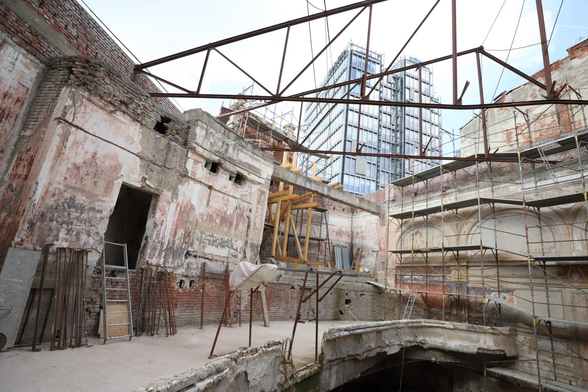 Am intrat pe șantier! Renaște cinematograful Marconi, monumentul istoric abandonat la Gara de Nord. Inaugurare specială cu șuncă, șpriț și țuică