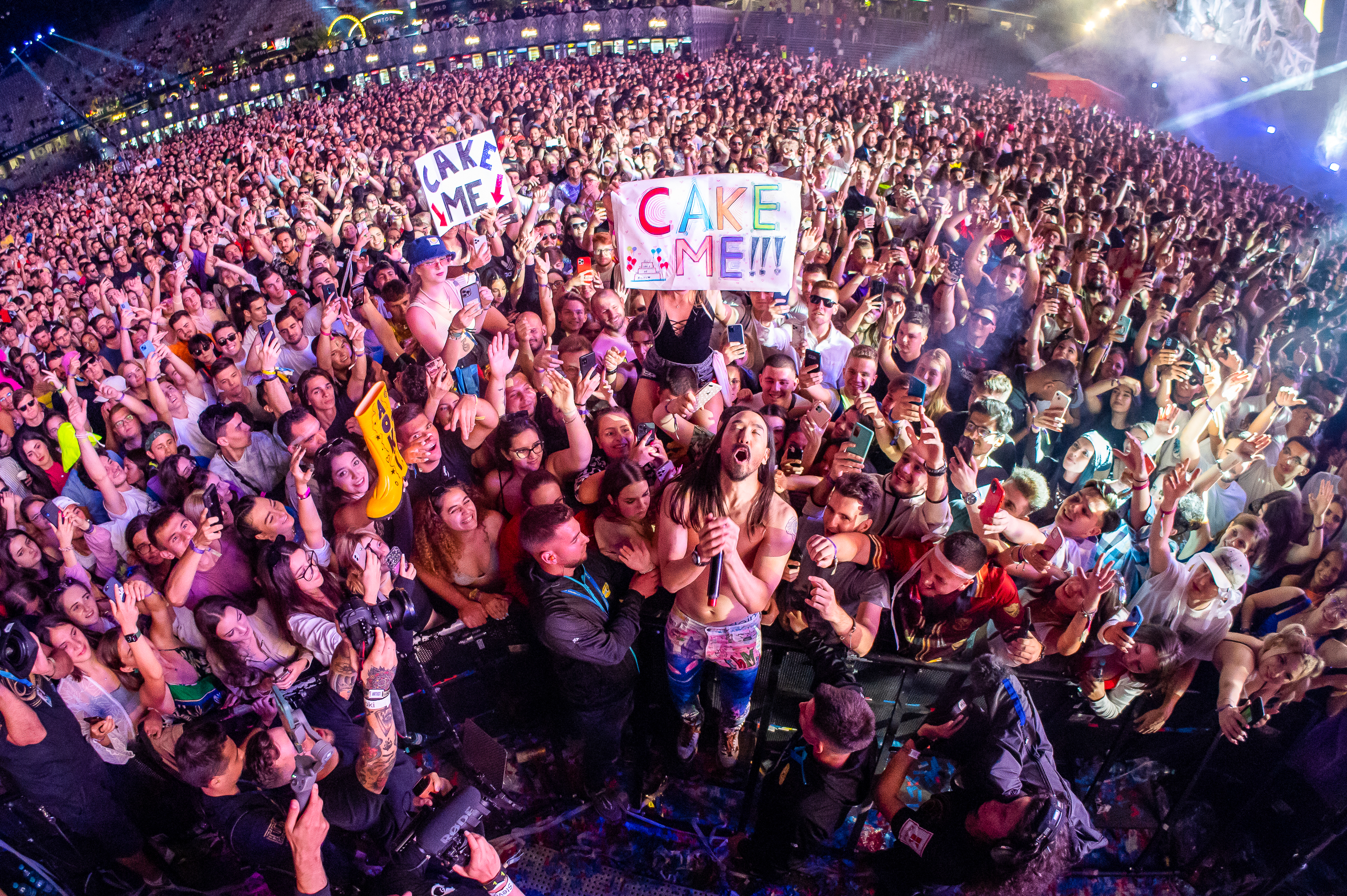 Steve Aoki a aruncat cu torturi la UNTOLD 2022. Imagini din prima zi de festival