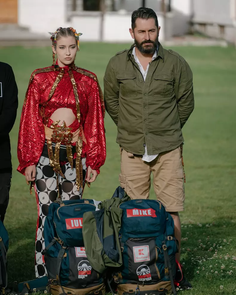 Iulia Albu, întâlnire tensionată cu Mike, fostul iubit. Au fost filmați în timp ce se certau pe stradă