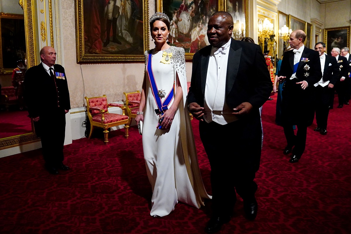 Cât costă rochia albă purtată de Kate Middleton la primul ei banchet în calitate de prințesă. A apărut lângă președintele Africii de Sud