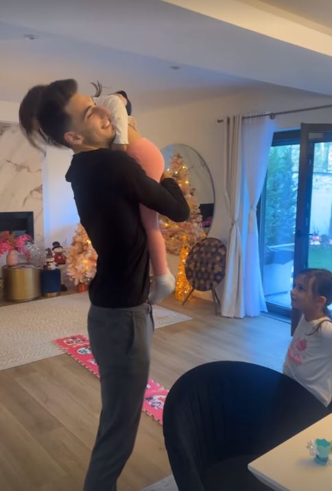 Unde petrec vedetele Crăciunul. Adelina Pestrițu e cu familia în Laponia, în timp ce Cătălin Măruță e în Dubai