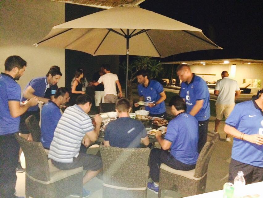 GALERIE FOTO / FABULOS. De ziua lui, Reghe i-a învăţat pe arabi cum se face un grătar!