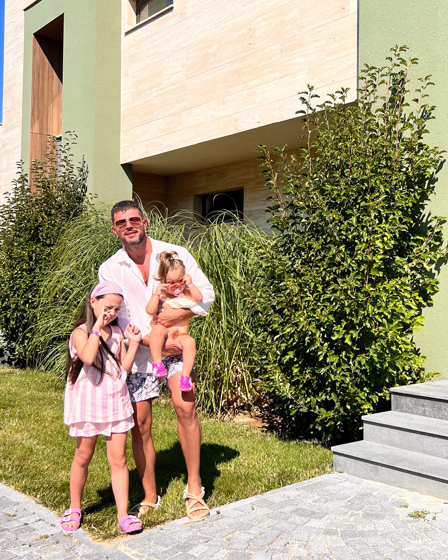 Victor Slav și-a luat fetița de la Bianca Drăgușanu și au plecat în vacanță. Prezentatorul s-a împăcat cu fosta iubită