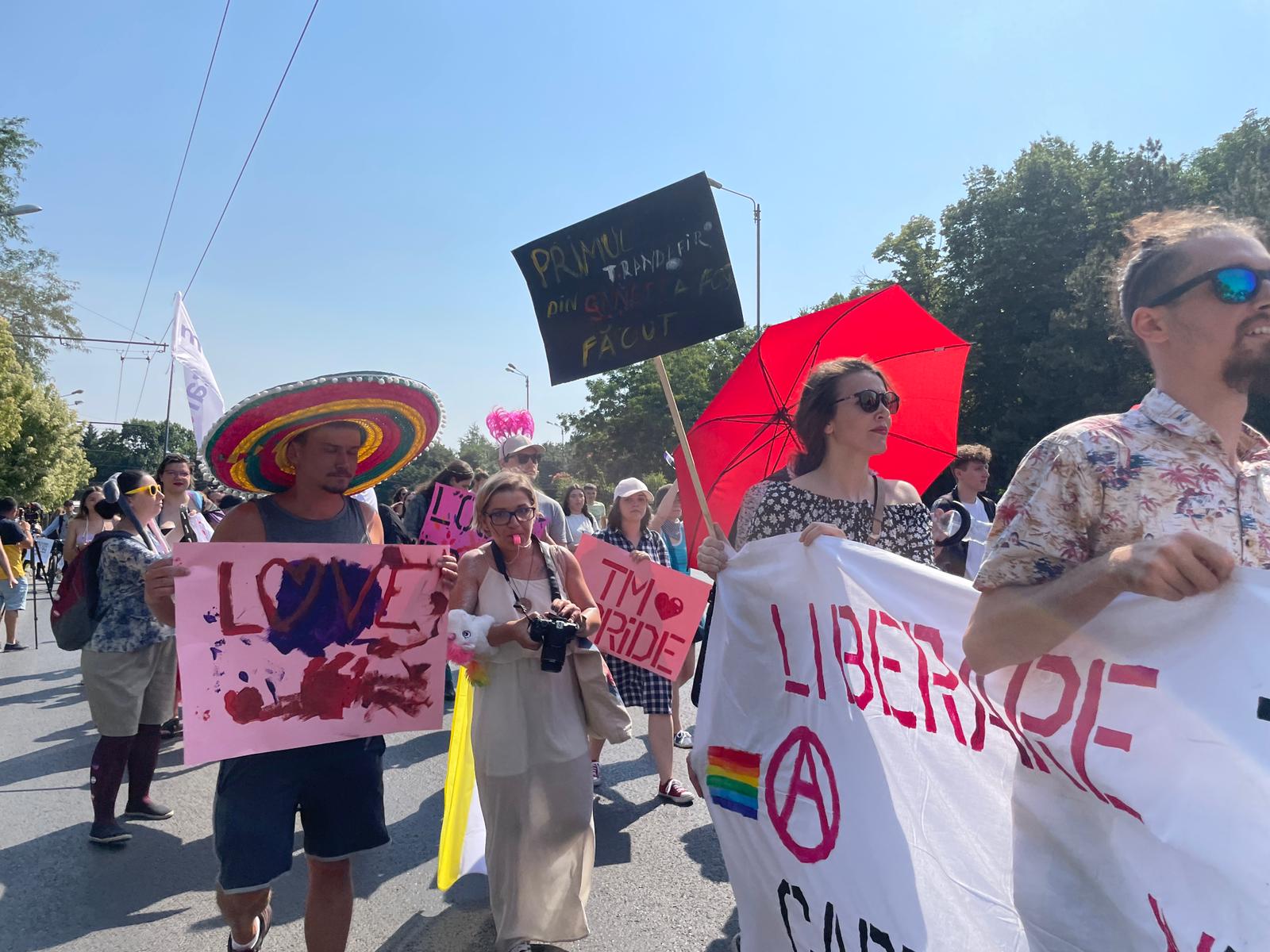 Sute de participanți la primul marș Pride din Timișoara. „Trăim într-o țară din UE care nu oferă nici o formă de recunoaștere cuplurilor de același gen”