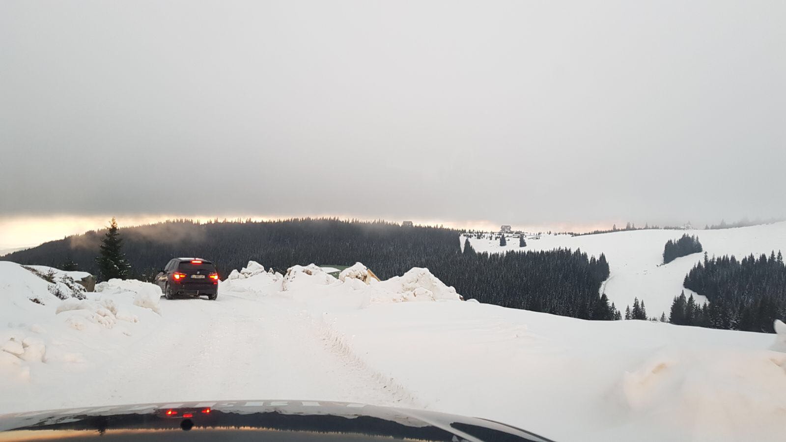 UPDATE: Turiștii blocați pe Vârful lui Roman, județul Vâlcea, din cauza viscolului, salvați de jandarmi